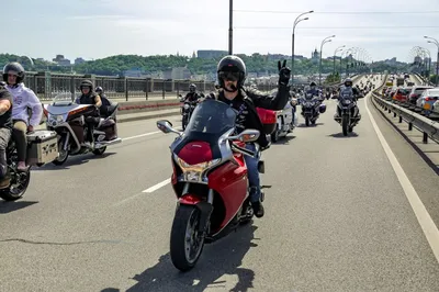 Изображения мотогонщиков на спортивных мотоциклах: фон на айфон в стиле мотоарта