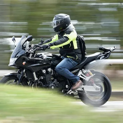 Фотки байкеров на спортивных мотоциклах: стильные обои на рабочий стол для Windows