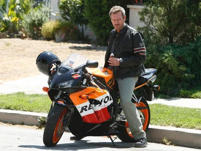 Картинки мотогонщиков на спортивных мотоциклах: качественные фото на айфон