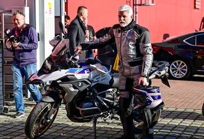 Фотки мотогонщиков на спортивных мотоциклах: бесплатные обои на андроид