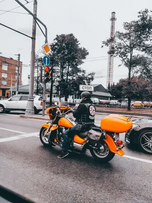 Погрузитесь в мир скорости и ветра с фото байкеров и их мотоциклов.