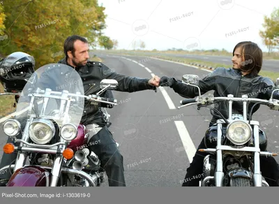 Обои на телефон с мотоциклистами