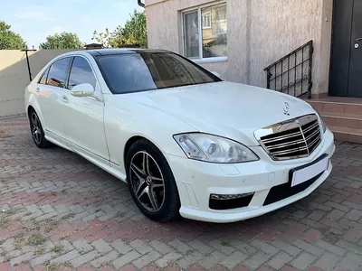 Аренда и заказ белого автомобиля Mercedes S-class W221 (Мерседес S-класса)  выпуска в Санкт-Петербурге (СПб)