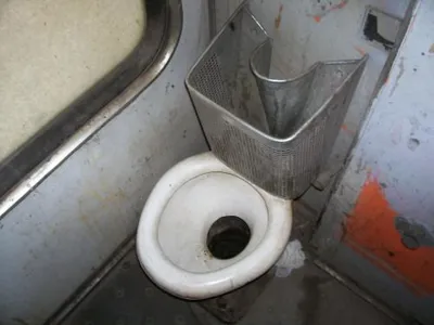 Туалет в поезде S-130 Euromed. Галерея туалетов