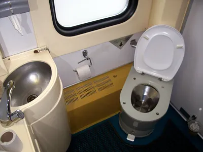 Грязный туалет в поезде стоковое изображение. изображение насчитывающей  гальюн - 191782919