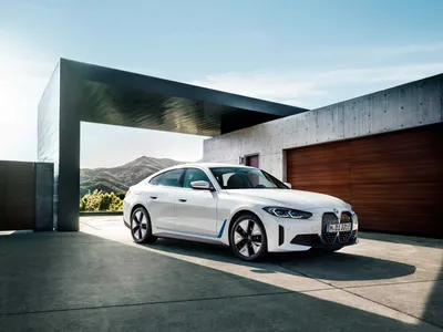 BMW представила электромобиль будущего: он меняет цвет во время поездки