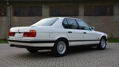 BMW 7 Series (E32) - Wikipedia