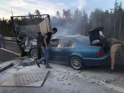 В Берёзовском на Режевском тракте BMW X5 врезался в грузовик и столкнулся с  Hyundai | Уральский меридиан