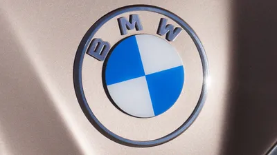 Теперь без черного: BMW сменила логотип