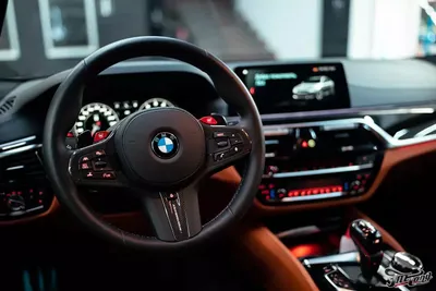 BMW M5 - частичная оклейка кузова полиуретаном. Удаление вмятин без  покраски. Химчистка салона и полировка кузова.