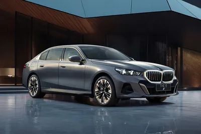 BMW представила электрический седан i5 с запасом хода 475 км. Топовая  версия разгоняется до 100 км/ч за 3,7 секунды
