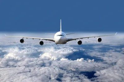 Большие современные пассажирские самолеты, пролетающие с посадочным  устройством в изоляции на белом фоне Стоковое Фото - изображение  насчитывающей пассажир, коммерчески: 167334882