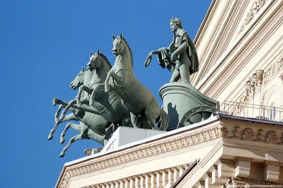 Ответы Mail.ru: как называется театр, на крыше которого человек лержит  лошадей? если можно фото