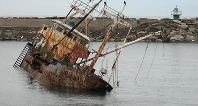 File:Заброшенные корабли, о. Ольхон.jpg - Wikimedia Commons