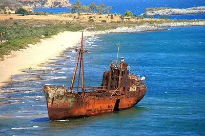 брошенный корабль рядом с кипрским пляжем. ржавый корабль сел на мель у  берега Стоковое Фото - изображение насчитывающей корабль, отсутствующим:  226551332