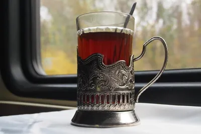 Две чашки чая на столе в вагоне поезда стоковое фото ©mors74 67307183