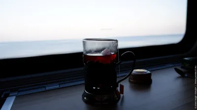 Путешествия, отдых. Горячий чай в стакане, в поезде. Горизонтальная рамка  стоковое фото ©eremey90 165166174