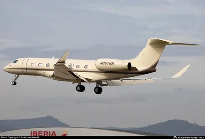 Корпоративный частный самолет с багажом в фронте Стоковое Изображение -  изображение насчитывающей плоскость, международно: 51908479