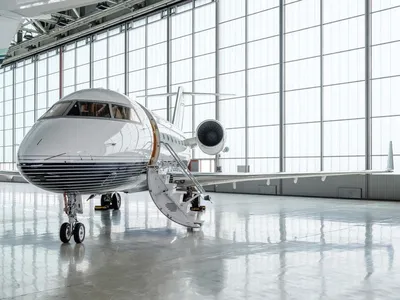 Огромный современный частный самолёт…» — создано в Шедевруме