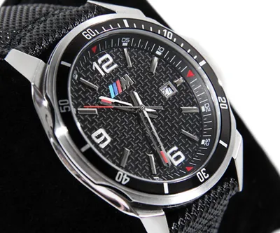 BMW Бакра - Наручные часы BMW M с матовым корпусом из нержавеющей стали с  тахиметрической шкалой и минеральным стеклом. Черный циферблат, индикация  даты, швейцарский кварцевый механизм Ronda. Ремешок с цветными полосами BMW