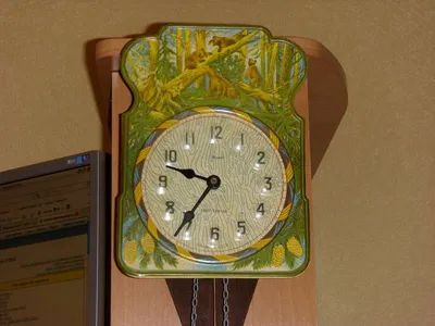 Часы-ходики Кошка с бегающими глазами 1984 г.. Липа 12 см 25 см 10 см  250х120х100 Липа Старые часы с резьбой.