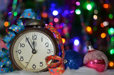 Фотозона на Новый год - часы с гирляндой и цифры.