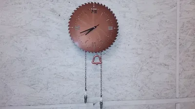Интересная идея для декора комнаты: сделала необычные настенные часы своими  руками