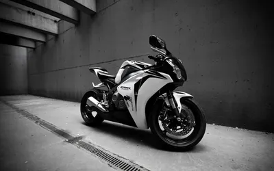 Фото черно-белых мотоциклов для вдохновения: выберите размер и формат скачивания
