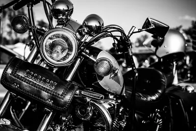 Глубина выражения: черно-белые мотоциклы на фотографиях