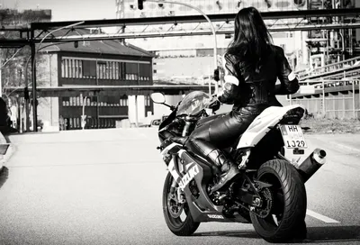 Изображения мотоциклов в черно-белом стиле