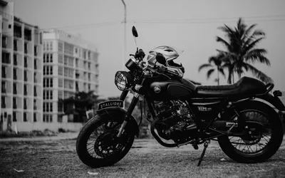 Арт-фото черно-белых мотоциклов