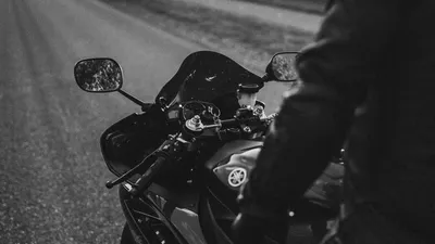 Фото черно-белых мотоциклов в разных ракурсах: бесплатное скачивание