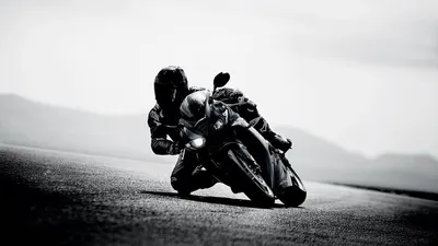 Изображение черно-белого мотоцикла: знак элегантности