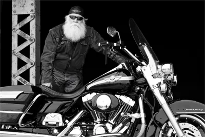 Фото Деда Мороза на мотоцикле: достойные обои для вашего экрана