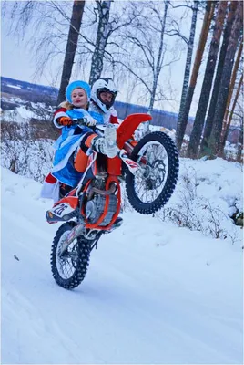 Удивительное изображение Деда Мороза на мотоцикле: скачать бесплатно в HD
