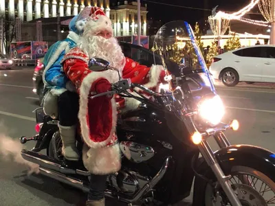 Дед Мороз встречает Новый Год на мотоцикле