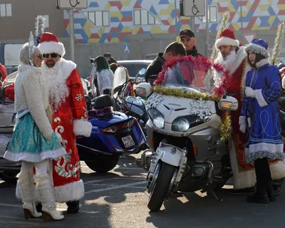 Новогодний Дед Мороз оживает на мотоцикле