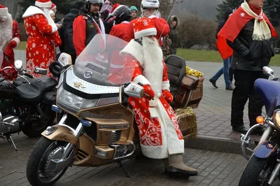 Фото Деда Мороза на мотоцикле: новые обои для вашего экрана
