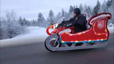 Зимнее волшебство: Дед Мороз на мотоцикле