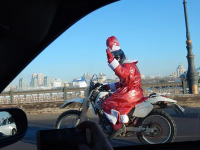 Оригинальная идея: Дед Мороз выбирает мотоцикл вместо сани
