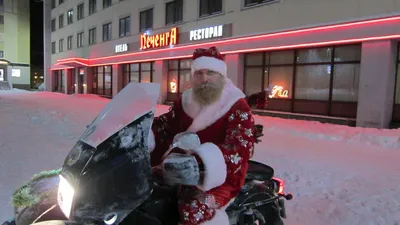 Дед Мороз делает поставку подарков на мотоцикле