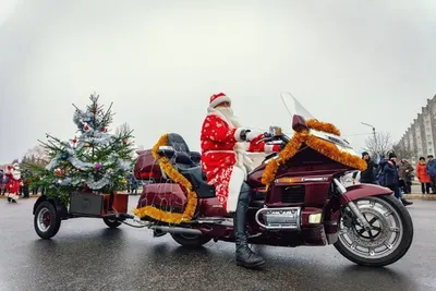 Фото Деда Мороза на мотоцикле: самые красивые обои в 4K