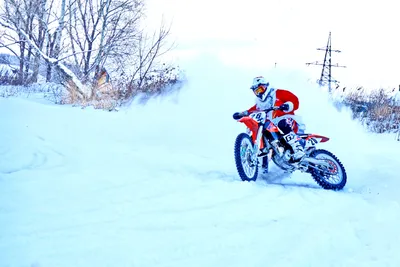 Импозантное изображение Деда Мороза на мотоцикле: скачать в хорошем качестве