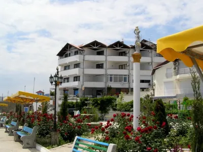 Мини-отель Дельфин, Алушта, Крым, цены от 2000 руб. —, фото, номера,  контакты на 101Hotels.com
