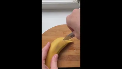 Бананы, как дельфины с темной виноградиной во рту Стоковое Фото -  изображение насчитывающей еда, бананов: 187755642