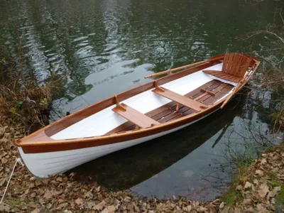 Деревянные лодки на зачаливании стерн и руль Стоковое Изображение -  изображение насчитывающей гавань, пристань: 196205471