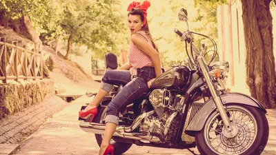 HD фотографии красивых девушек с мотоциклами