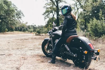 Сногсшибательные фото девушек на мотоциклах со спины: 4K изображения для скачивания