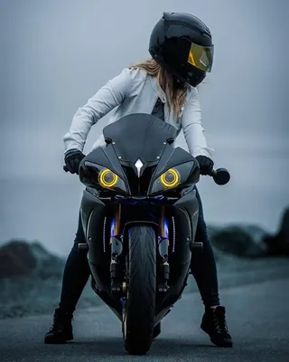 Великолепные фото мотоциклисток со спины: выберите формат (JPG, PNG, WebP) для скачивания