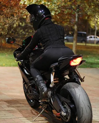 Фото девушек на мотоцикле со спины: выберите размер изображения и формат для скачивания